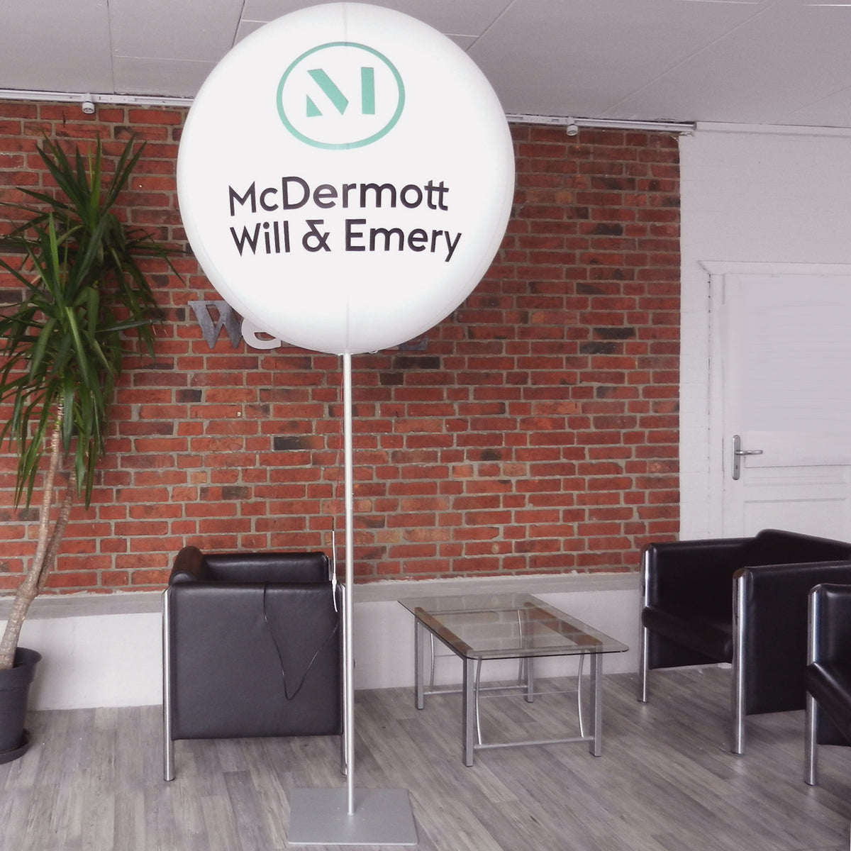 Advertising balloon with stand height 4.5 m (15 ft) max for indoor use Inflatable24.com by Inflatable24.com